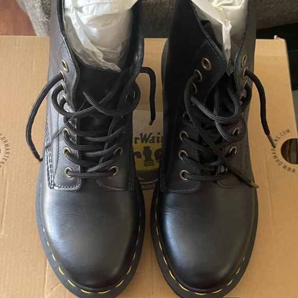 𝐃𝐫. 𝐌𝐚𝐫𝐭𝐢𝐧𝐬 - 𝐋𝐢𝐤𝐞 𝐧𝐞𝐰 🌻 - Picture 1 of 4